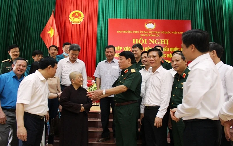 Đại tướng Lương Cường cùng các đại biểu Quốc hội khóa XV trao đổi với cử tri huyện Vĩnh Lộc.