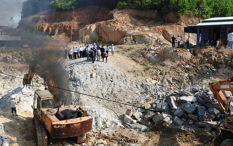 Lãnh đạo TP Đà Nẵng kiểm tra thực tế khu vực địa chất phức tạp, việc đào đường gặp nền đá hoa cương rất cứng. 