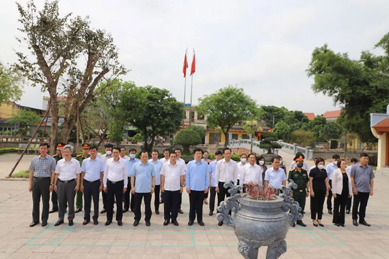 Lễ dâng hương tưởng niệm 24 năm Ngày mất Tổng Bí thư Nguyễn Văn Linh tại xã Giai Phạm, huyện Yên Mỹ, tỉnh Hưng Yên.