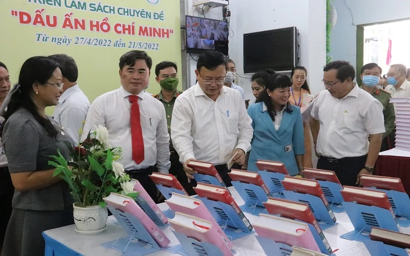 Các đại biểu tham quan tại lễ khai mạc triển lãm sách về Bác Hồ.