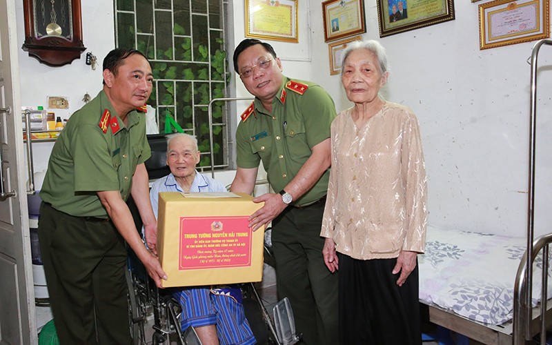 Đại diện lãnh đạo Công an thành phố Hà Nội đến thăm, tặng quà đồng chí Nguyễn Văn Dần, nguyên cán bộ Phòng An ninh điều tra.