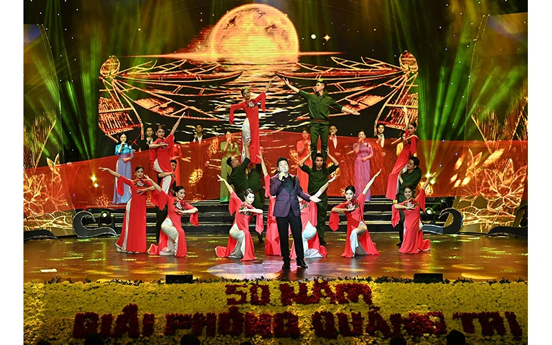 NSND Quốc Hưng biểu diễn ca khúc Tình ca trong chương trình Chung một dòng sông. Ảnh: ĐĂNG KHOA