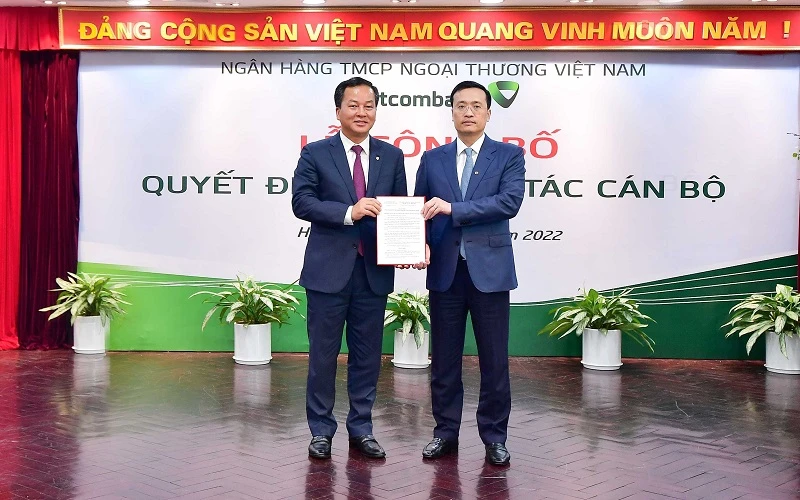 Ông Phạm Quang Dũng - Chủ tịch HĐQT Vietcombank (bên phải) trao quyết định bổ nhiệm cho ông Nguyễn Việt Cường - tân Phó Tổng giám đốc Vietcombank.