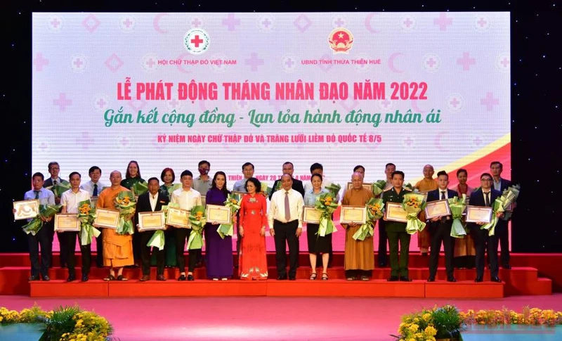 Chủ tịch nước Nguyễn Xuân Phúc và Trung ương Hội Chữ thập đỏ Việt Nam tặng hoa, Kỷ niệm chương ghi nhận tấm lòng của các tổ chức, cá nhân, nhà tài trợ cho chương trình.