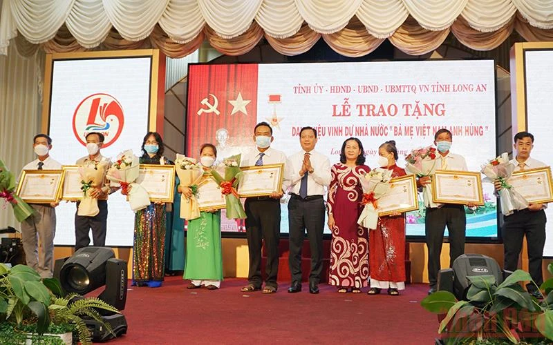 Lãnh đạo tỉnh Long An trao danh hiệu “Bà mẹ Việt Nam Anh hùng” tặng các mẹ và đại điện gia đình thân nhân các mẹ.