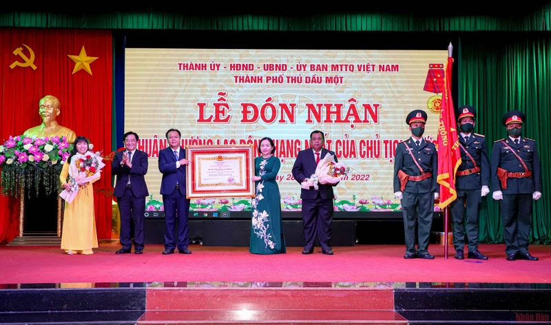 Thừa ủy quyền của Chủ tịch nước, Phó Bí thư Thường trực Tỉnh ủy Bình Dương Nguyễn Hoàng Thao (thứ hai từ trái sang) trao Huân chương Lao động hạng Nhất tặng thành phố Thủ Dầu Một.