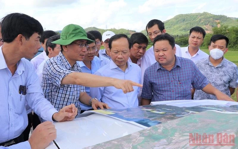 Đoàn công tác của Bộ Giao thông vận tải kiểm tra, chỉ đạo Dự án Xây dựng công trình đường bộ cao tốc bắc-nam phía Đông đoạn qua tỉnh Phú Yên.