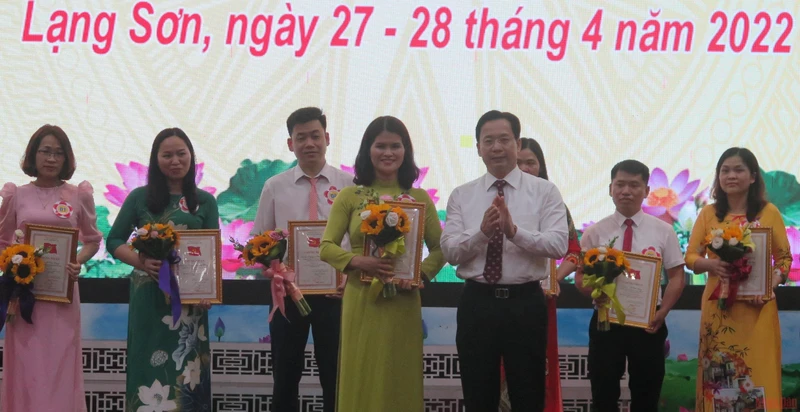 Đại diện lãnh đạo Tỉnh ủy Lạng Sơn trao giải cho thí sinh tham dự Hội thi giảng viên lý luận chính trị giỏi cấp tỉnh năm 2022.