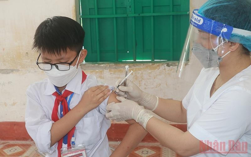 Triển khai tiêm vaccine cho học sinh khối lớp 6 tại Trường THCS thị trấn Yên Định, huyện Hải Hậu (Nam Định).