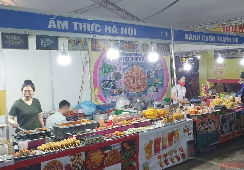 Rất đông người dân và khách du lịch lựa chọn các sản phẩm OCOP của Quảng Ninh  