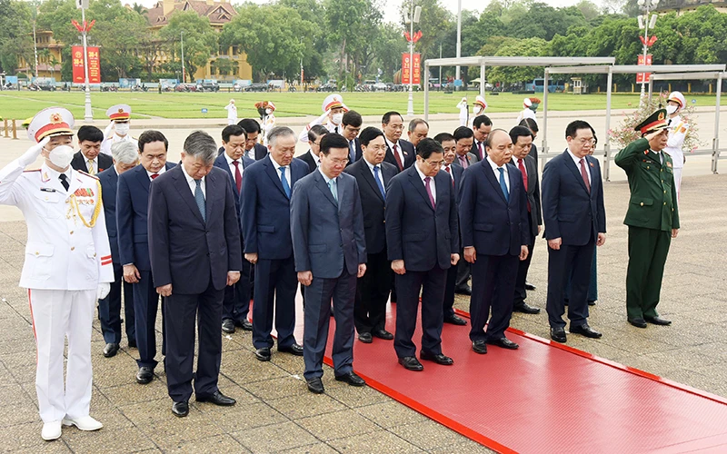 Các đồng chí lãnh đạo Đảng, Nhà nước tưởng niệm Chủ tịch Hồ Chí Minh. (Ảnh Trần Hải)