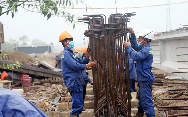 Công nhân thi công cầu bắc qua kênh Vách Bắc, Yên Thành, Nghệ An. (Ảnh ĐÀO TUẤN) 