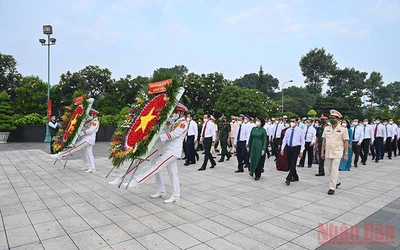 Đoàn đại biểu Thành phố Hồ Chí Minh viếng Nghĩa trang liệt sĩ thành phố.