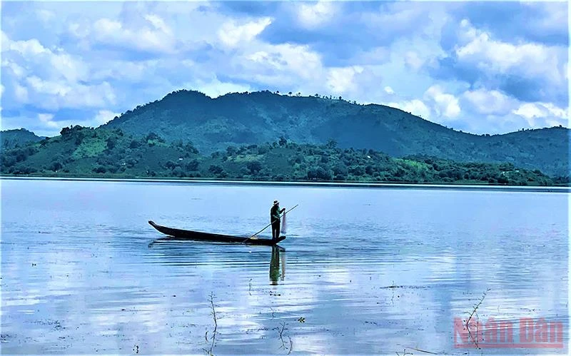 Hồ Lắk là hồ nước ngọt lớn nhất ở Tây Nguyên. (Ảnh: Công Lý)