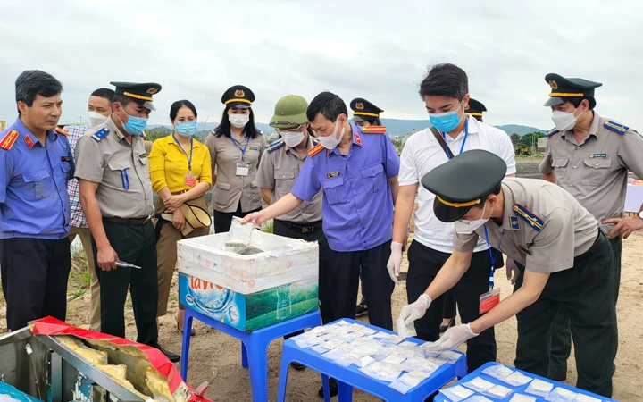 Hội đồng tiêu hủy mở niêm phong vật chứng trước sự giám sát của Viện Kiểm sát nhân dân tỉnh Quảng Ninh.