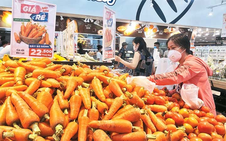 Người tiêu dùng chọn mua hàng hóa tại một siêu thị Go! ở thành phố Hồ Chí Minh.
