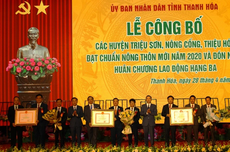 Đại diện các huyện Triệu Sơn, Nông Cống, Thiệu Hóa đón nhận quyết định công nhận huyện đạt chuẩn nông thôn mới.