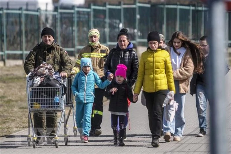 Người dân Ukraine sơ tán tránh chiến sự tới cửa khẩu Medyka, giáp giới Ba Lan ngày 27/3/2022. (Ảnh: AFP/TTXVN)