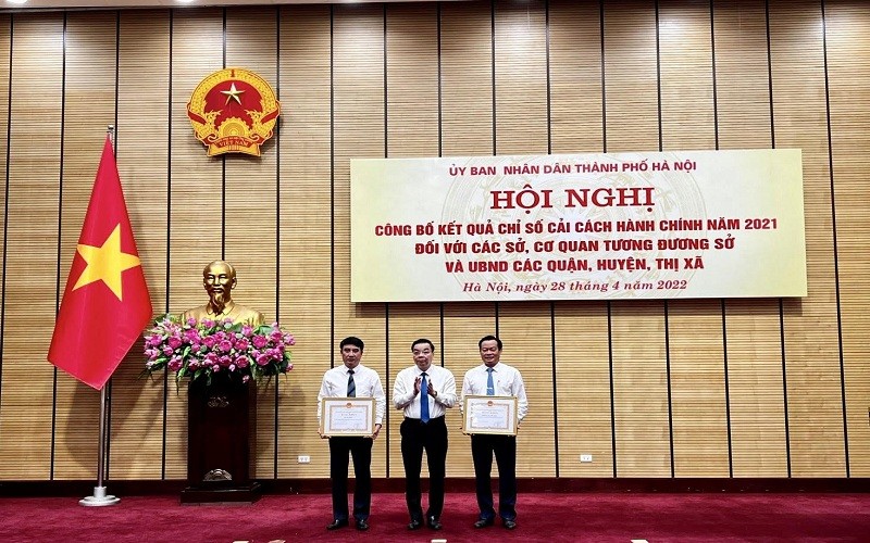 Chủ tịch UBND thành phố trao tặng Bằng khen hai đơn vị dẫn đầu khối Sở và quận, huyện.