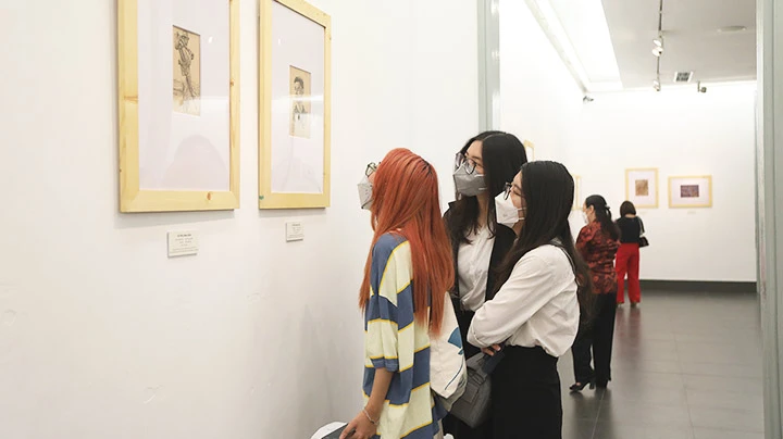 Nhiều bạn trẻ đến với triển lãm trong ngày khai mạc.