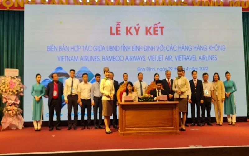 Lễ ký kết hợp tác chiến lược giữa UBND tỉnh Bình Định với các hãng hàng không.