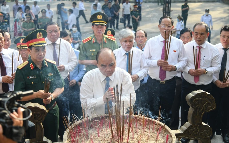 Chủ tịch nước Nguyễn Xuân Phúc và đoàn kính cẩn dâng hoa, dâng hương tưởng niệm. (Ảnh: Thành Đạt)
