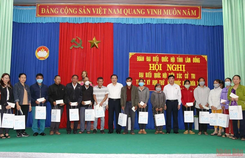 Đồng chí Phan Đình Trạc và đồng chí Trần Đình Văn trao quà tặng các gia đình chính sách, gia đình có hoàn cảnh khó khăn xã Tân Hội. 