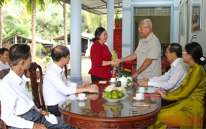 Đồng chí Bùi Thị Minh Hoài thăm và tặng quà Anh hùng lao động thời kỳ đổi mới Ngô Ngọc Bỉnh, xã Bình Phước, huyện Mang Thít, tỉnh Vĩnh Long. 