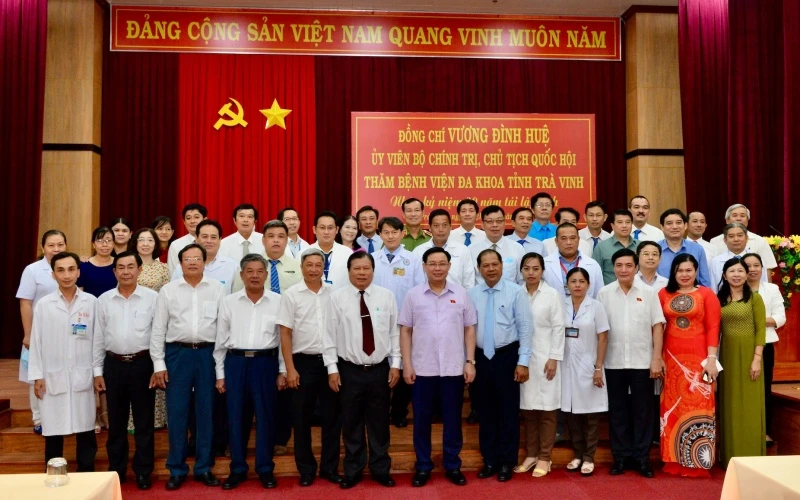 Chủ tịch Quốc hội Vương Đình Huệ và Đoàn công tác chụp ảnh lưu niệm với các cán bộ, y, bác sĩ, nhân viên y tế. (Ảnh: CTV)