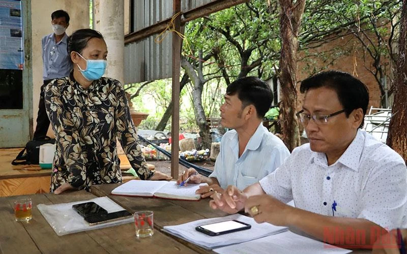 Cán bộ huyện Long Thành tiếp nhận kiến nghị của người dân trong vùng Dự án Sân bay Long Thành về bồi thường, tái định cư.