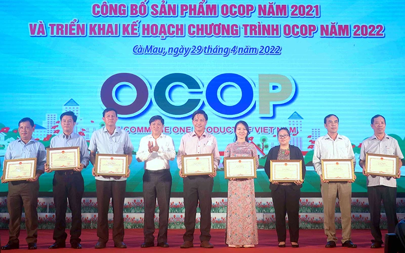 Trao Bằng khen của Chủ tịch Ủy ban nhân dân tỉnh Cà Mau cho tập thể, cá nhân đạt thành tích trong thực hiện chương trình OCOP năm 2021.