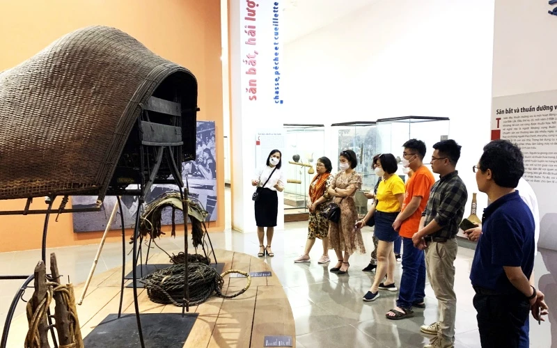 Du khách tham quan Bảo tàng Đắk Lắk.