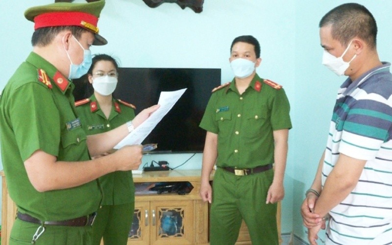 Cơ quan Cảnh sát điều tra đọc lệnh bắt đối tượng Lê Văn Hùng.