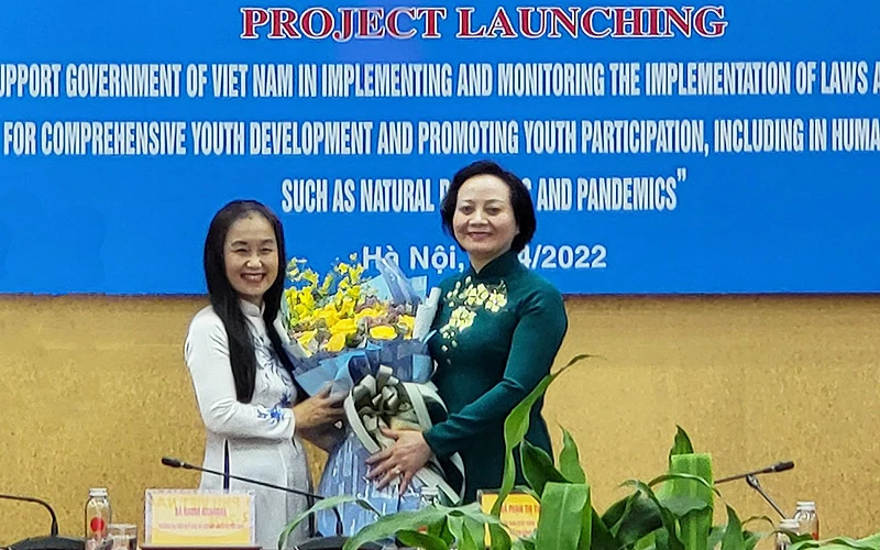 Bộ trưởng Nội vụ Phạm Thị Thanh Trà (bên phải trong ảnh) trao hoa tặng bà Naomi Kitahara, Trưởng Đại diện UNFPA tại Việt Nam. 