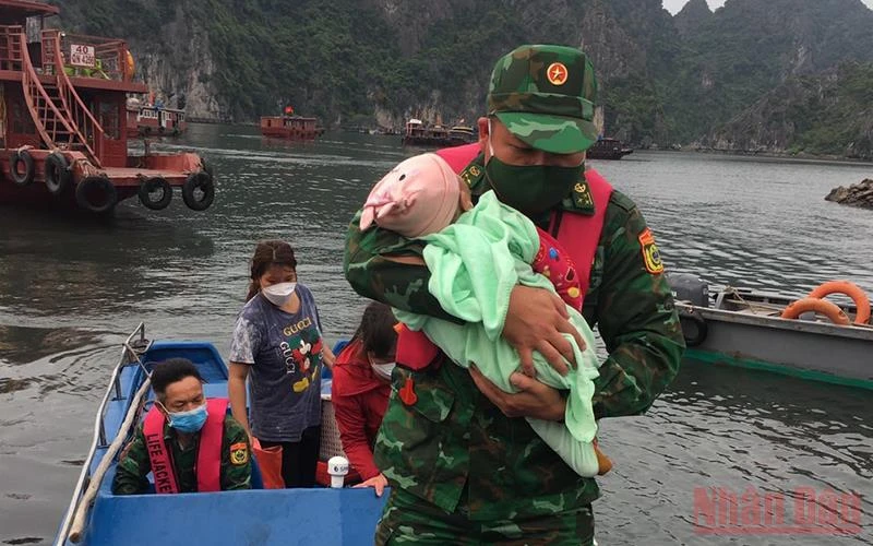 Cán bộ, chiến sĩ Biên phòng Quảng Ninh kịp thời cứu cháu bé bị rơi xuống biển.