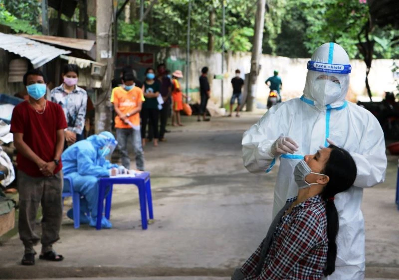 Lấy mẫu xét nghiệm SARS-CoV-2 tại thành phố Biên Hòa, tỉnh Đồng Nai vào tháng 9/2021.