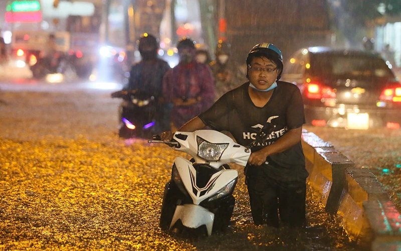 Cơn mưa chiều tối 29/4 gây ngập sâu ở tuyến đường Tô Ngọc Vân, thành phố Thủ Đức, Thành phố Hồ Chí Minh.