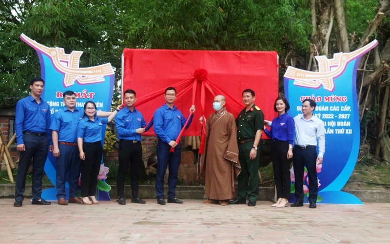 Các đại biểu khánh thành công trình "Số hóa Di tích lịch sử quốc gia đặc biệt chùa Vĩnh Nghiêm”.