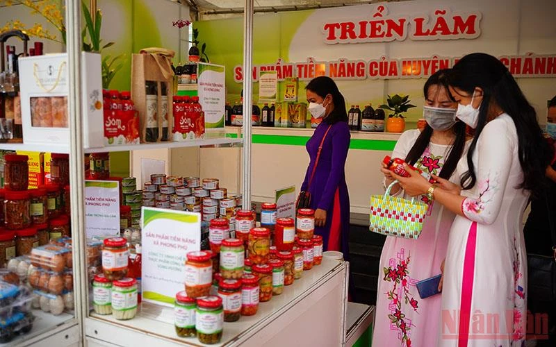 Trưng bày các sản phẩm nông nghiệp tiêu biểu của Thành phố Hồ Chí Minh.