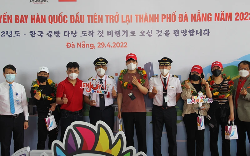 Chuyến bay đầu tiên đưa hơn 200 khách du lịch Hàn Quốc đến Đà Nẵng.