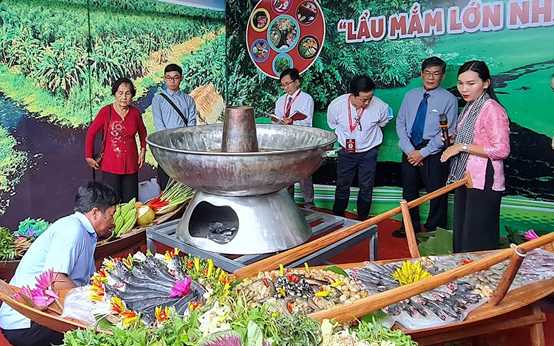 Không gian trưng bày, xác lập kỷ lục “Lẩu mắm lớn nhất Việt Nam” tại huyện U Minh vào chiều 29/4.