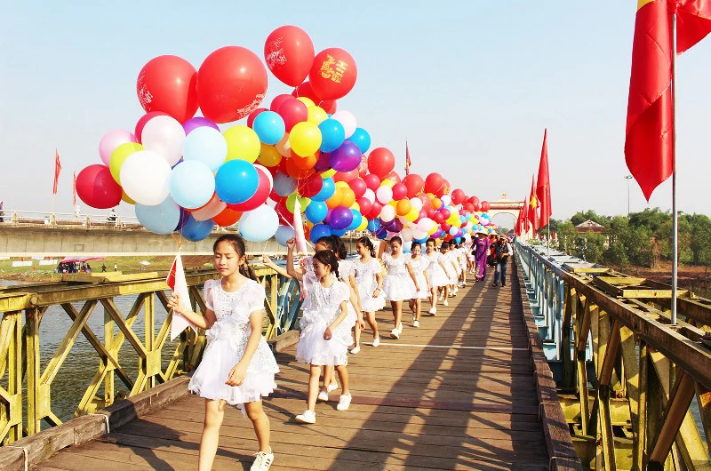 Di tích cầu Hiền Lương bắc qua sông Bến Hải, điểm đến của nhiều du khách trong và ngoài nước.