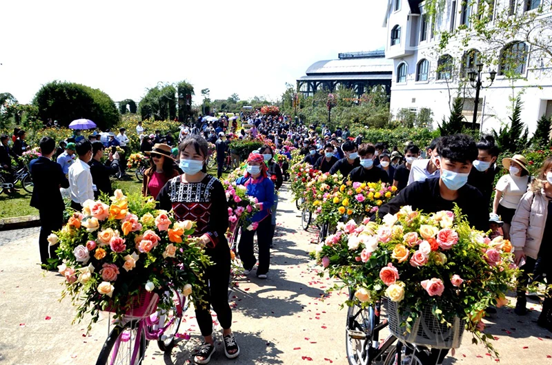 Lễ hội hoa hồng mở đầu cho Mùa du lịch hè Sa Pa 2022 thu hút rất đông du khách.
