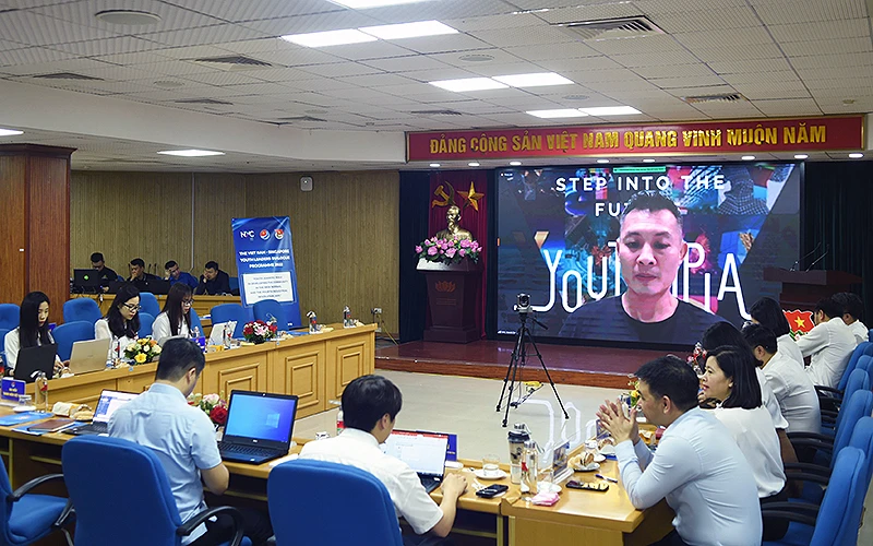 Quang cảnh Chương trình đối thoại lãnh đạo trẻ Việt Nam-Singapore năm 2022 từ đầu cầu thành phố Hà Nội.