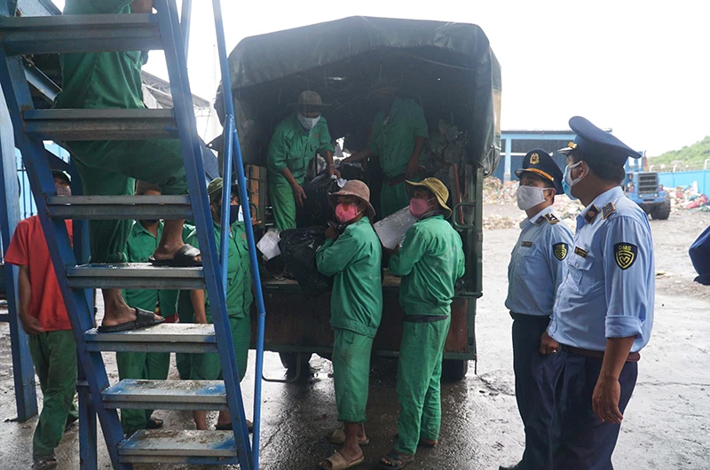 Cán bộ Cục Quản lý thị trường tỉnh Ninh Thuận và công nhân Nhà máy xử lý rác Nam Thành tổ chức tiêu hủy thuốc lá nhập lậu, thuốc lá giả. 