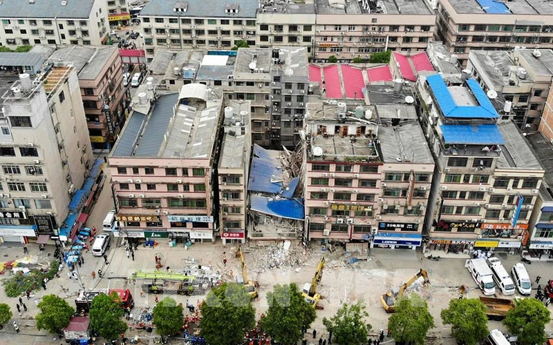Nhân viên cứu hộ tìm kiếm các nạn nhân mắc kẹt sau vụ sập nhà tại thành phố Trường Sa, tỉnh Hồ Nam, Trung Quốc, ngày 29/4/2022. (Ảnh: AFP/TTXVN)
