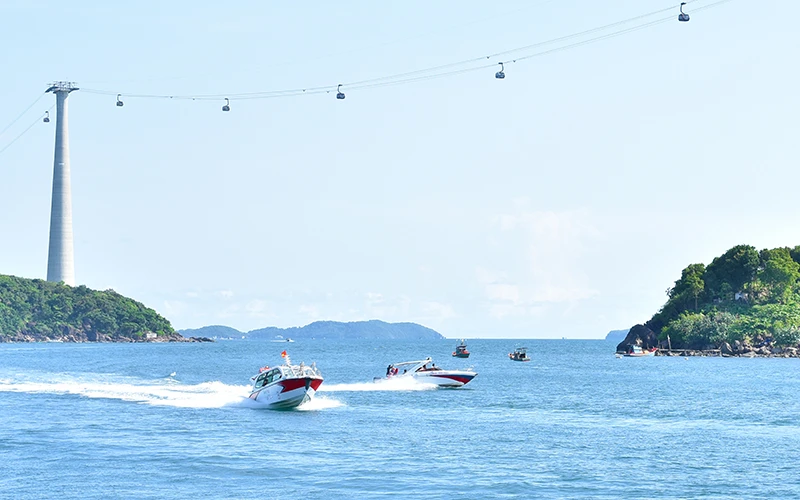 Du khách đi ca-nô khám phá các đảo khu vực nam đảo Phú Quốc (Kiên Giang).