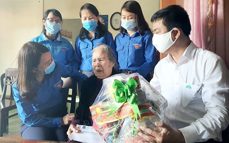 Đại diện Tỉnh đoàn Quảng Trị thăm, tặng quà mẹ Lưu Thị Dy (có chồng, con là liệt sĩ) ở xã Hiền Thành, huyện Vĩnh Linh.