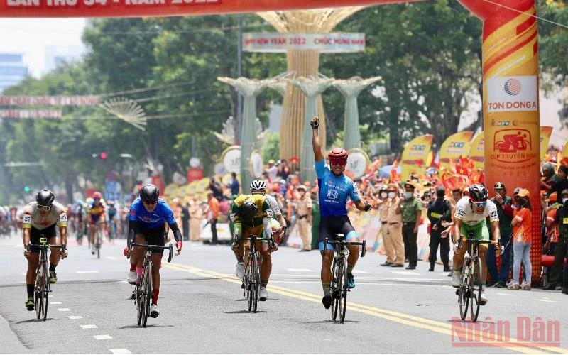 Các vận động viên kết thúc cuộc đua vào đúng trưa 30/4 tại Thành phố Hồ Chí Minh.