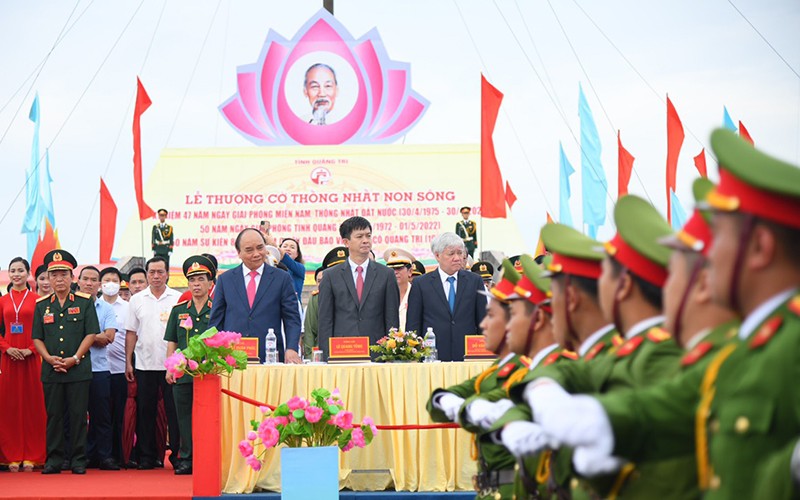Chủ tịch nước Nguyễn Xuân Phúc dự Lễ thượng cờ thống nhất non sông. (Ảnh: THÀNH ĐẠT)